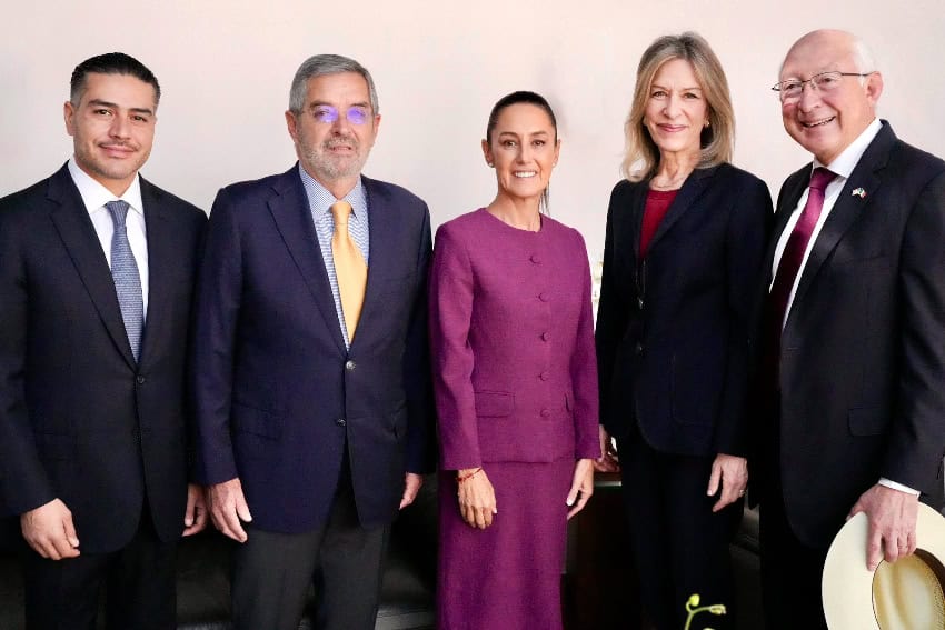 Claudia Sheinbaum stands with members of her team and a US delegation
