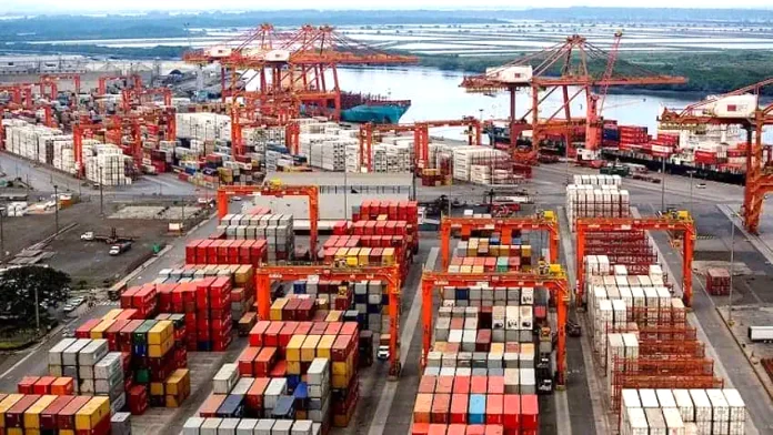 Shipping containers at Manzanillo port